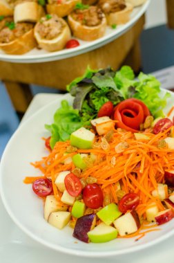 Tay tarzı yiyecek baharatlı sebze ve meyve salatası