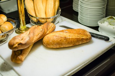 ekmek dilimi için hazırlanıyor kesme tahtası üzerinde