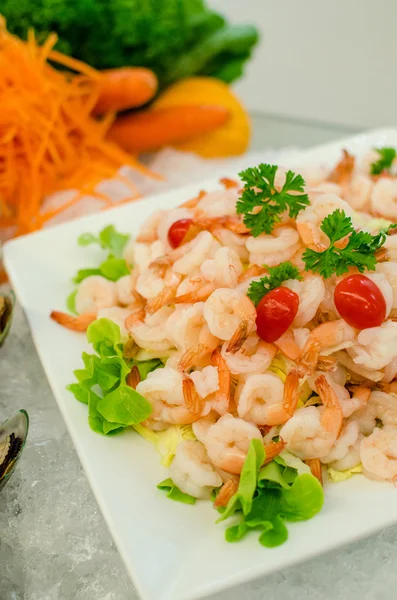 Räksallad. blandad frisk sallad räkor — Stockfoto