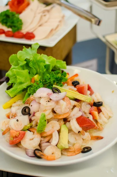 Prawn salad. Mixed healthy salad of shrimp — Stock Photo, Image