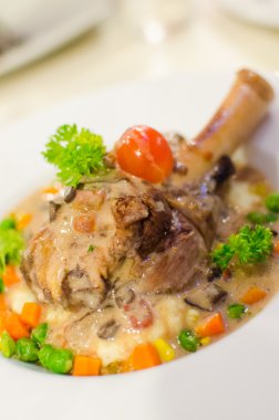 Kızarmış kuzu bacak biftek