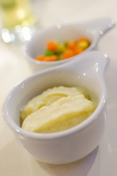 Картопляне пюре з сумішшю овочів салат — стокове фото