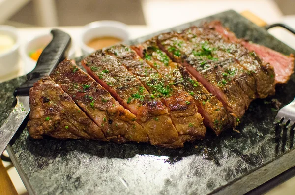 Bife médio grelhado com salsa — Fotografia de Stock