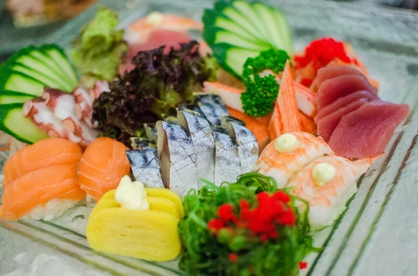 Sashimi de frutos do mar frescos e sushi em restaurante — Fotografia de Stock