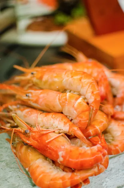 Camarones frescos en bandeja de hielo en catering buffet de mariscos —  Fotos de Stock