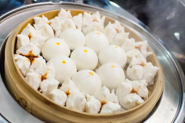 Pão cozido no vapor em bandeja de bambu — Fotografia de Stock