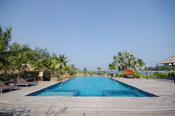 Piscina in località in stile tropicale — Foto Stock