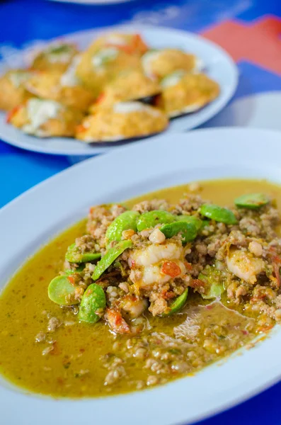 Салат из свинины и овощей в тайском стиле — стоковое фото