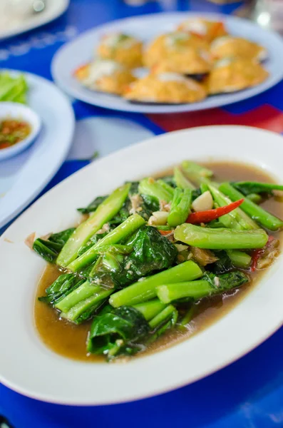 Fried kale and vegetables in oyster sauce — Stock Photo, Image