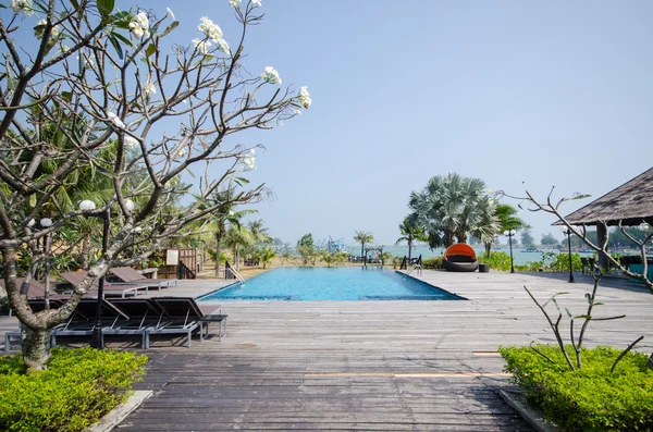 热带风情度假村的游泳池 — 图库照片