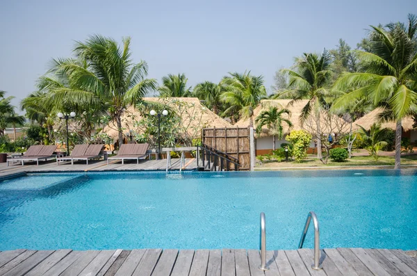 Piscina in località in stile tropicale — Foto Stock