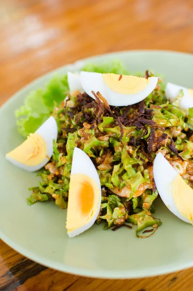 Ensalada de cerdo y verduras caliente y picante estilo tailandés — Foto de Stock