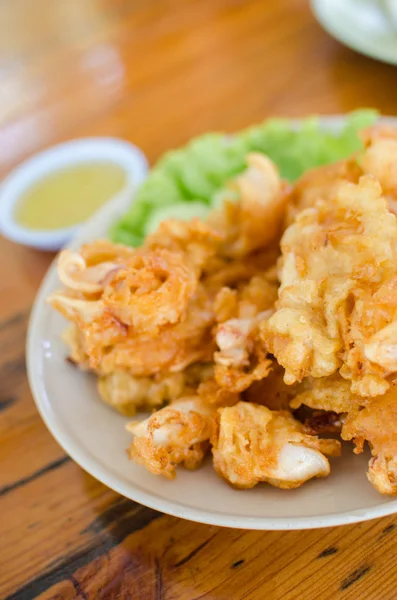 Жареные кальмары и морепродукты с соусом — стоковое фото