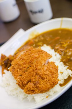 Derin kızarmış domuz eti, pirinç köri Japon yemek