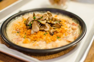 güveç pişmiş jambon ve mantar carbonara 