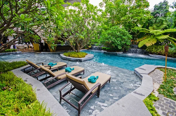 Havuz başı sandalye Bahçe stil yüzme havuzunda rahatlayın — Stok fotoğraf