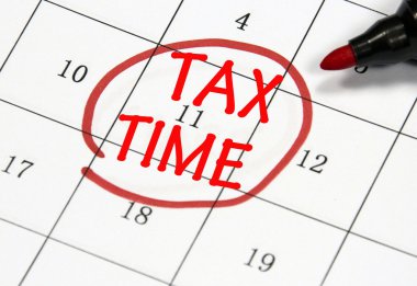 Takvimde kalemle yazılmış vergi zaman işareti