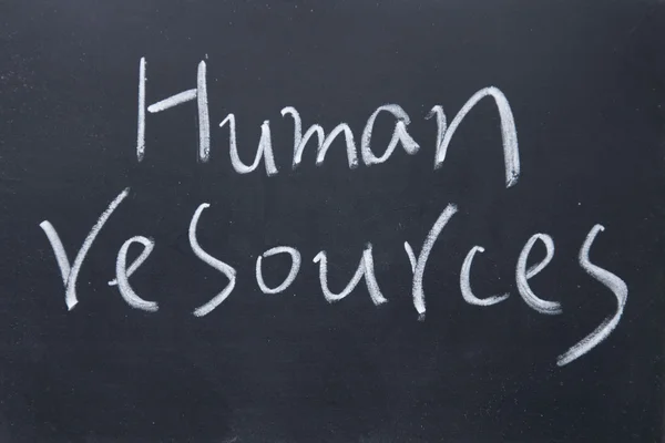 黑板上用粉笔写的人类资源标题 — 图库照片