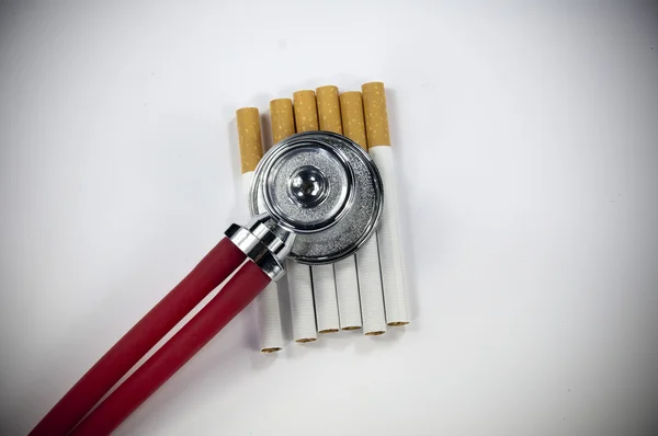 Stethoscoop en sigaret — Stockfoto