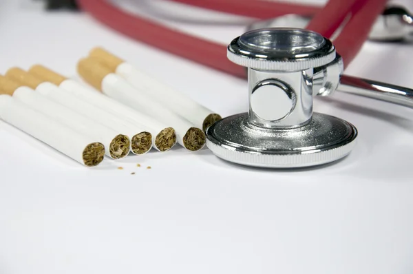Stethoscoop en sigaret — Stockfoto