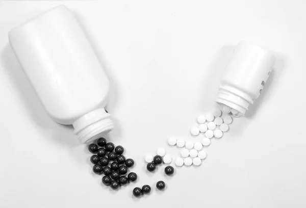 Siyah ve beyaz ilaçlar — Stok fotoğraf