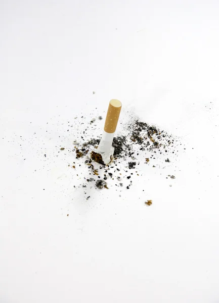 Mozzicone di sigaretta e sfondo bianco — Foto Stock