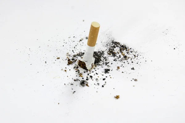 Mozzicone di sigaretta e sfondo bianco — Foto Stock