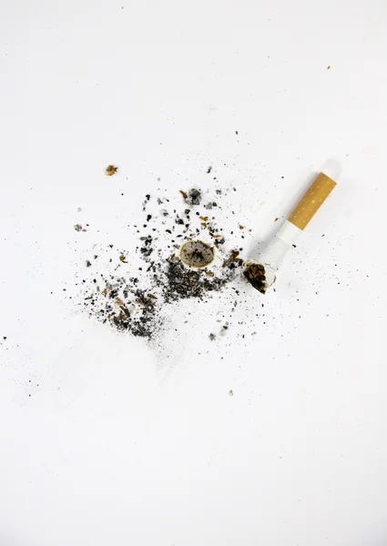 Sigaret kont en witte achtergrond — Stockfoto