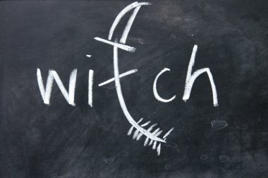 Cadı işareti ile Tebeşir tahtaya çizilen