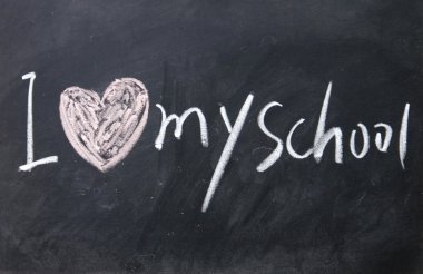 benim okul işareti ile Tebeşir tahtaya yazılan aşk