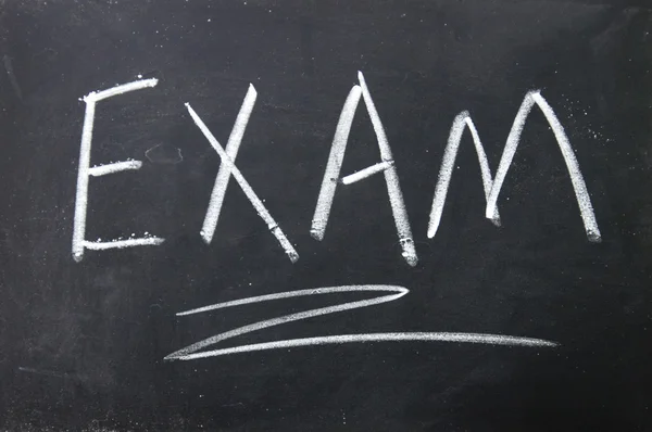 Examen teken geschreven met krijt op blackboard — Stockfoto