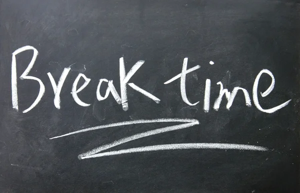 Break time sign written with chalk on blackboard — Stock Photo, Image