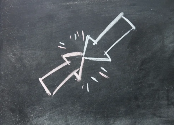 Pijl symbool botsing getekend met krijt op blackboard — Stockfoto