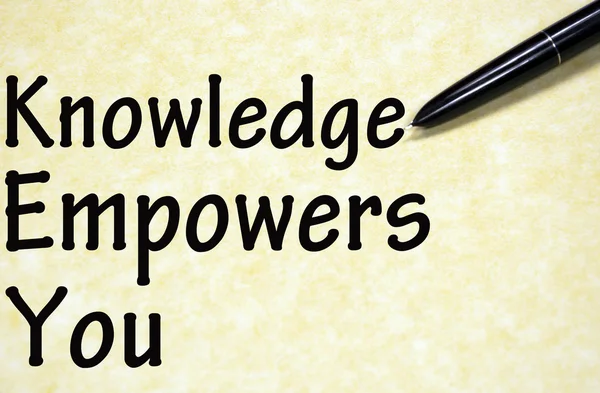 Knowledge empowers you title written with pen on paper — Stock Photo, Image