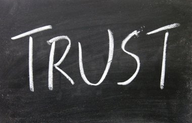 güven başlık tahtaya tebeşir ile yazılı