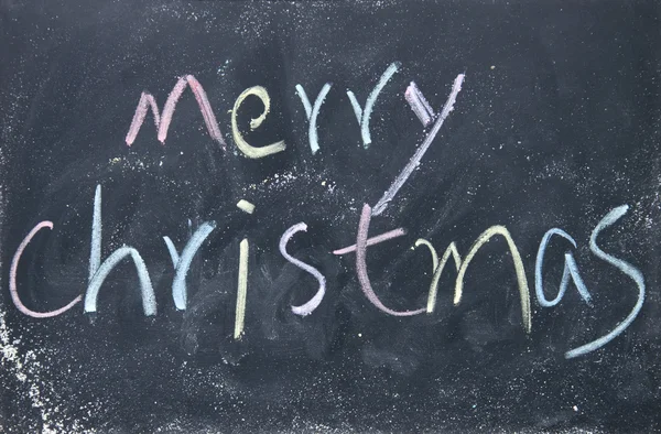 Merry christmas titel geschreven met krijt op blackboard — Stockfoto