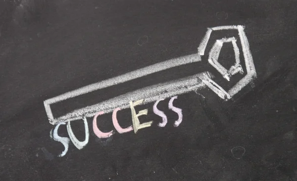 Erfolgsschlüssel mit Kreide auf Tafel gezeichnet — Stockfoto