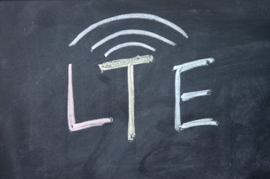 tahtaya tebeşir ile çizilmiş lte işareti