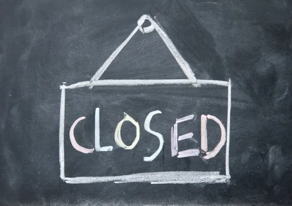 Closed sign drawn with chalk on blackboard — Stock Photo, Image