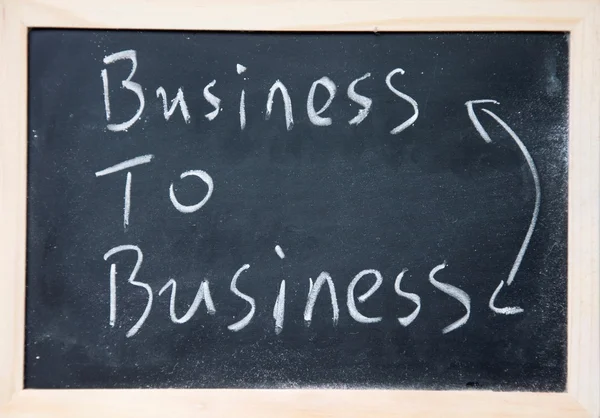 Бизнес в бизнес знак написан с мелом на доске — стоковое фото