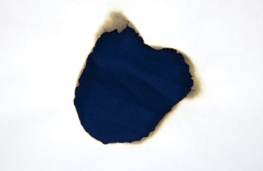 beyaz kağıt bir yangın delik