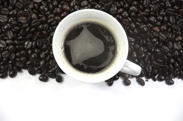 Šálek kávy a kávové zrna pozadí — Stock fotografie