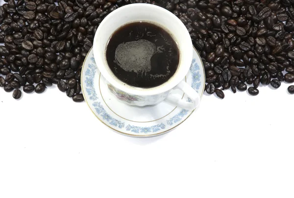 Kuppi kahvia ja kahvipapuja tausta — kuvapankkivalokuva