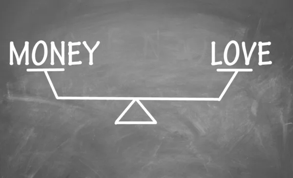 Evenwicht tussen geld en liefde — Stockfoto