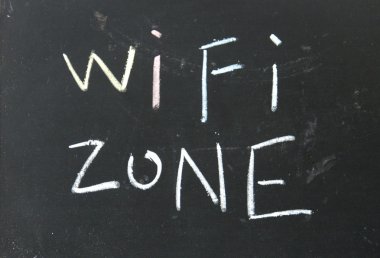 wifi bölge başlığı ile Tebeşir tahtaya yazılan