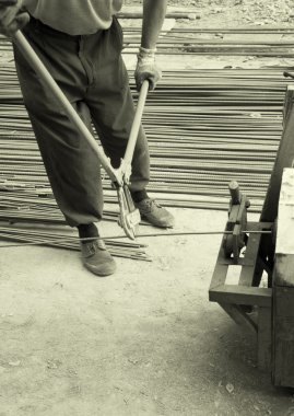 işçi çelik demir makasla kesme.