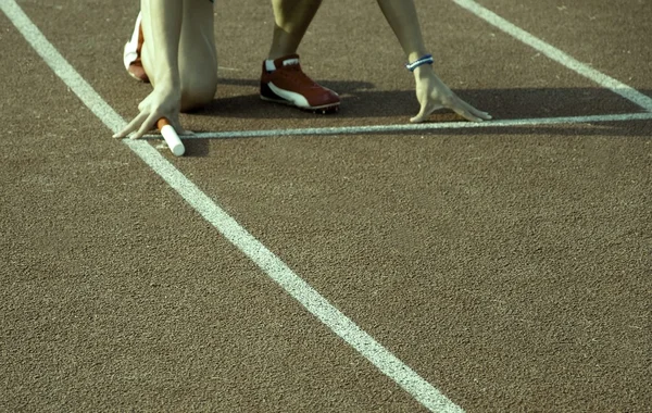 Jóvenes esperando la carrera de relevos de salida — Foto de Stock