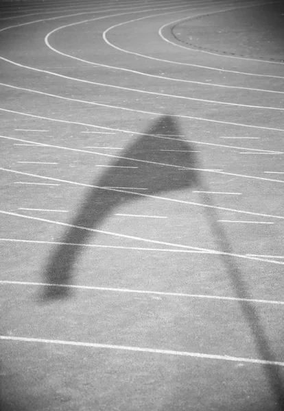 A sombra da bandeira na pista — Fotografia de Stock