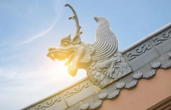 Drachenskulptur auf Dach — Stockfoto