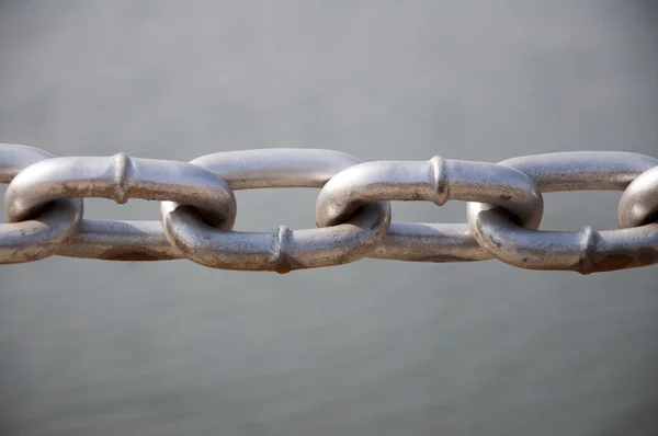 Iron chain and river background — Stock Photo, Image